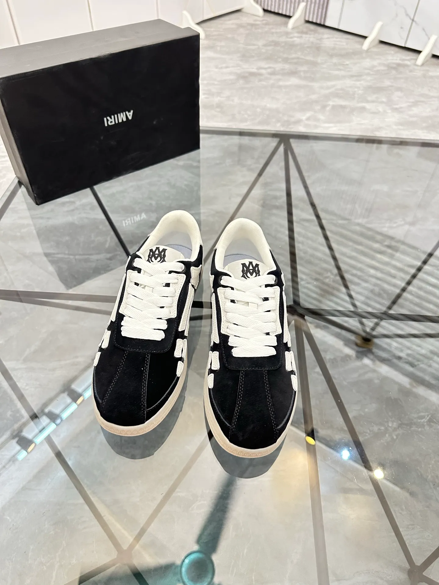 Men's shoes: 💰P420¥ Product trademark: AMIRI* "Amir*" low-top casual shoes Regular size: 38-45 (can be customized to 46) Product material: imported nubuck leather upper, breathable lining, original outsole. Number: 001